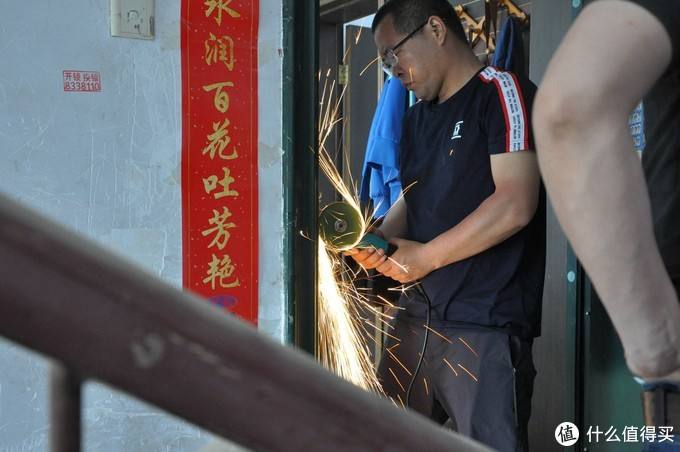 开锁师傅修锁中