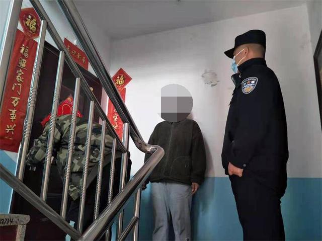 粗心被锁门外，民警开锁服务送上门